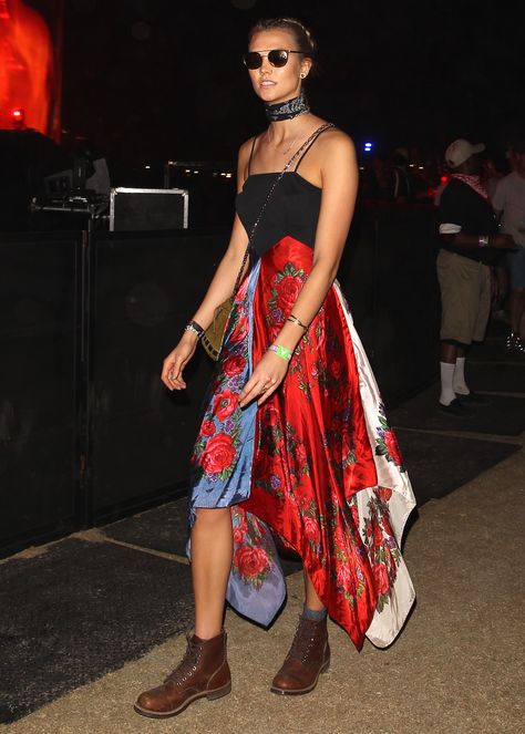 Comfortable Boho Outfit, Karlie Kloss Street Style, Coachella Celebrities, Karlie Kloss Style, Scarf Print Dress, City Summer, Wing Boots, Night Music, Boho Outfit