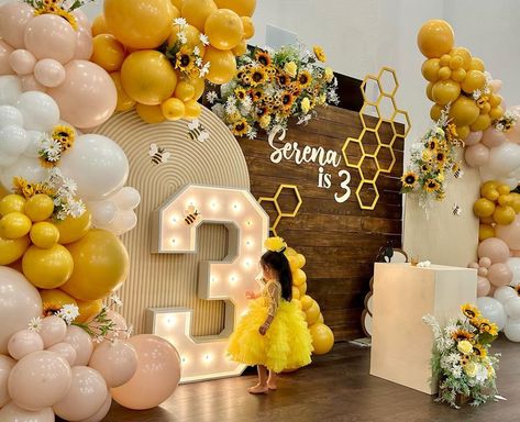 Serena is 3 🌻🐝 #beetheme #sunflower #houstonkids #houstonkidsparty #eventplanner #eventdecor #partydecorations #houstonbsckdrops… | Instagram Birthday Party Yellow Theme, Sweet As Can Bee Balloon Garland, Bee Themed Balloon Garland, Yellow Themed Birthday Party, Sunflower Party Theme, Sunflower Theme Party, Sunflower Balloons, Birch Tree Decor Christmas, Sunflower Birthday Party