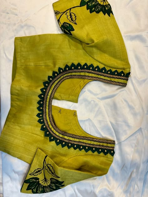 Blouse Designs With Aari Work, Simple Blouse Design For Normal Saree, Normal Blouse Designs Back Neck, Blouse Neck Models, Deep Neck Blouse, Gold Blouse Designs, Normal Blouse, Basic Blouse Designs, Blouse Back Designs