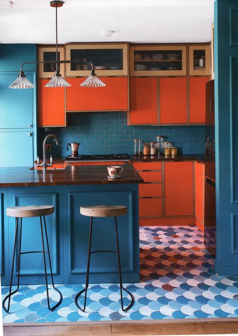 Colorful Minimalism, Colorful Kitchen Decor, Kitchen Design Color, Orange Kitchen, Red Kitchen, Apartment Kitchen, Trendy Kitchen, Kitchen Paint, Blue And Orange