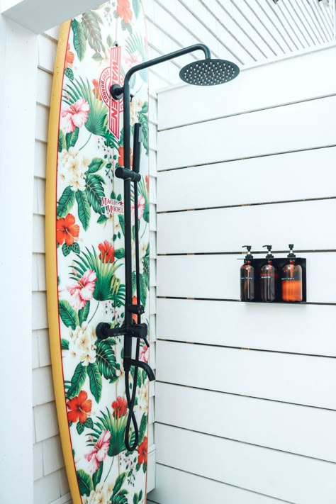 Surf Shower Outdoor, Outdoor Surfboard Shower Ideas, Outdoor Shower By Pool, Outdoor Shower Decorating Ideas, Surf Board Decoration, Beach House Deck Ideas, Surfboard Outdoor Shower Ideas, Beach Outdoor Shower Ideas, Surfboard Shower Outdoor