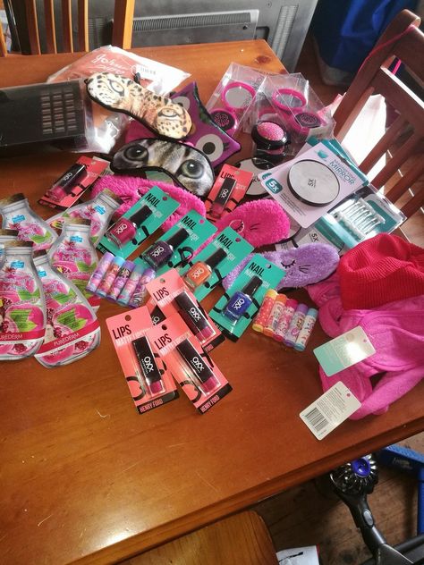 Party Favors For Slumber Party, Sleep Over Party Favors Goodie Bags, Slumber Party Gift Bags Favors, Bday Gift Bags Party Favors, Slumber Party Favor Ideas, Birthday Sleepover Gift Bags, Slumber Party Gift Baskets, Sleepover Gift Bag Ideas, Sleepover Birthday Party Favors