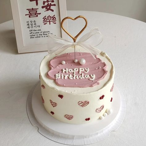 Cake Minimal Korea Happy Birthday, Mini Birthday Cake Aesthetic, Kue Ulta, Mini Cakes Aesthetic, Aesthetic Bento Cake, Coquette Cake, Friends Birthday Cake, Small Birthday Cakes, Vintage Birthday Cakes