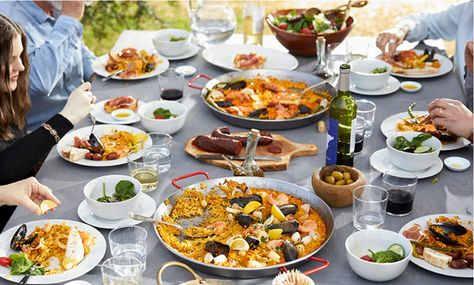 Paella Party Decorations, Authentic Paella, Paella Party, Tapas Dinner, Spanish Foods, Spanish Paella, Come Dine With Me, Seafood Paella, Spain Food