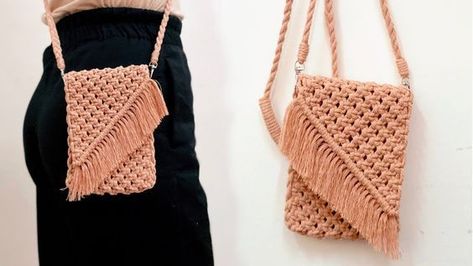 Mini Bag Diy, Phone Bag Diy, Macrame Videos, Macrame Mini, Diy Earrings Materials, Pochette Portable, Macrame Bags, Handbag Tutorial, Easy Macrame