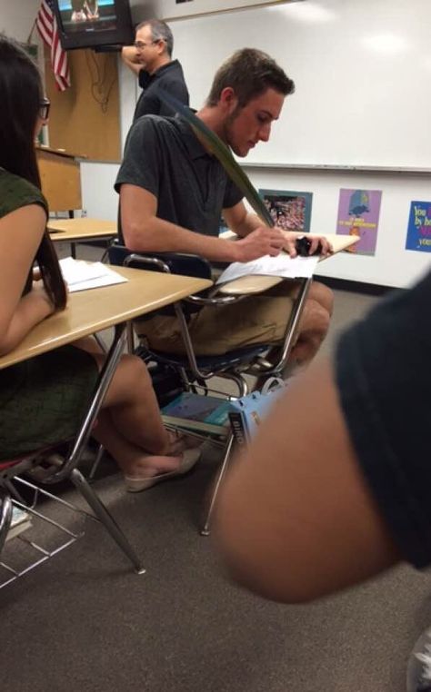 This teacher who knows how to deter students from forgetting to bring a pen: | 31 Teachers Who Are Definitely Funnier Than Their Students Teacher Funnies, Bored Teachers, The Last Laugh, Online Quizzes, Epic Fails Funny, Funny Teacher, Need A Laugh, Epic Fails, Funny Random