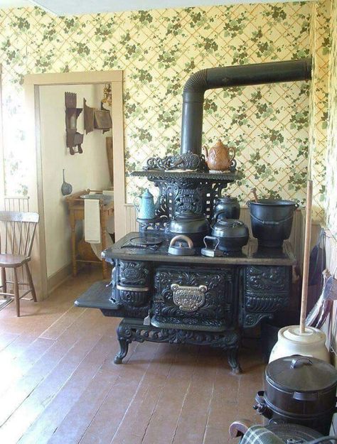 . Alter Herd, Antique Kitchen Stoves, Antique Wood Stove, Old Stove, Wood Stove Cooking, Wood Stove Fireplace, Vintage Stoves, Antique Stove, Cast Iron Stove