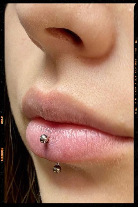 Vertical Labret Piercing Idea Labrith Lip Piercing, Vertical Lip Piercing, Central Labret, Piercing Boca, Middle Lip Piercing, Labret Vertical, Vertical Labret Piercing, Mouth Piercings, Vertical Labret