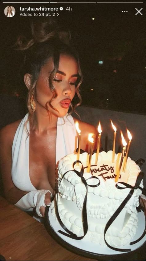 Birthday Photoshoot At Restaurant, Photo With Cake Aesthetic, 23 Birthday Photo Shoot Ideas, Pic Ideas Birthday, Boujee Birthday Aesthetic, Birthday Cake Selfie, Posing With Birthday Cake, Cake Birthday Pictures, Birthday Cake Pictures Aesthetic