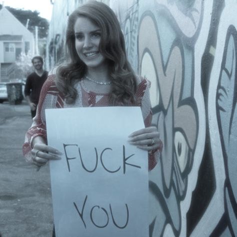 Lana Del Rey Y2k Pfp, Lana Del Rey Holding Sign, Live Laugh Love Lana Del Rey, Lana Del Rey Goofy, Lana Del Rey Pfp Rare Funny, Lana Del Rey Matching Bios, Lana Del Rey Silly, Lana Del Rey Middle Finger, Lana Del Rey Funny Pics