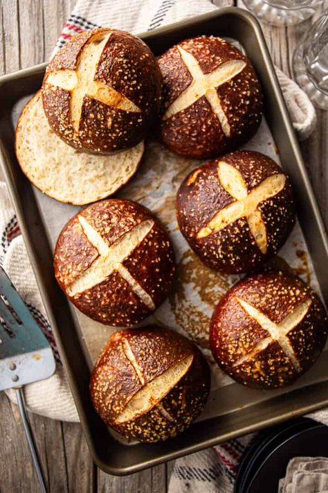 Pretzel Bun Recipe, Pretzel Sandwich, Bun Recipes, Bun Bread, Pretzel Buns, Pretzel Rolls, Homemade Buns, Pretzel Bun, Baking Buns