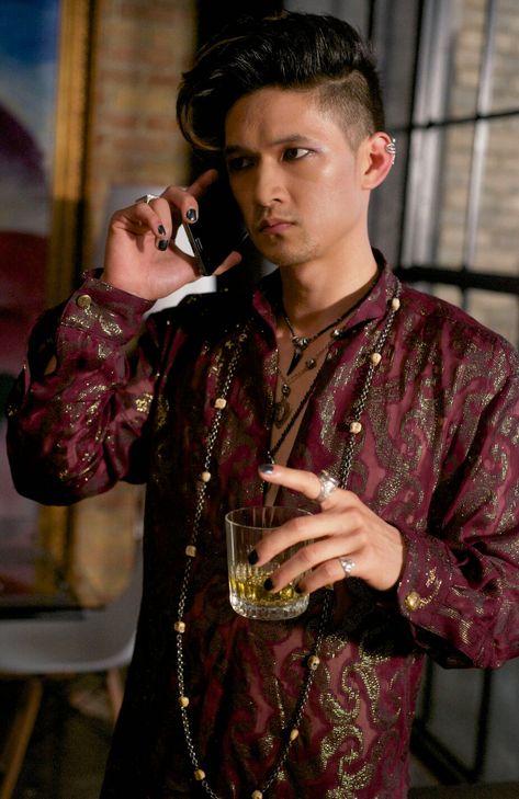 Magnus Bane (Harry Shum Jr) Shadowhunters Moo Shu, Original Doctor Who, Harry Shum Jr, Harry Shum, Shadowhunters Series, Clarinets, Magnus And Alec, Magnus Bane, Saxophones