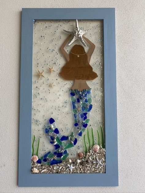 LEARN HOW TO MAKE IT YOURSELF Mermaid Sea Glass Art, Crazy Glass Lady, Sea Glass Mermaid, Shattered Art, Old Mermaid, Mermaid Tutorial, Glass Crafts Diy, Broken Glass Crafts, Resin Mermaid