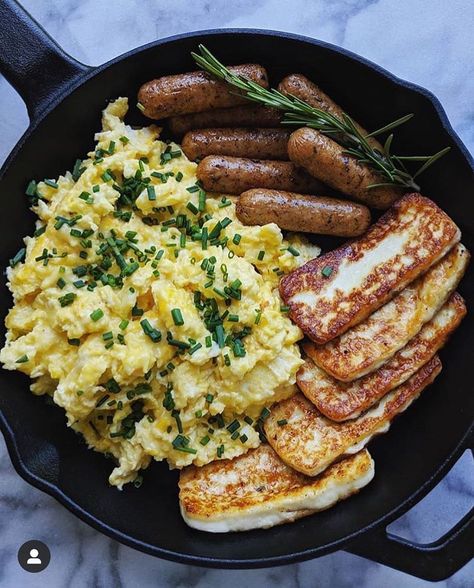 😍 BREAKFAST GOALS 🍳🧀👩🏼‍🍳 - Sausages, Grilled Halloumi, Cheesy Scrambled Eggs, and Rosemary to taste. 👌🏼🤤 . . 💁 Did you know? 💡 If you want… Cheesy Scrambled Eggs, Grilled Halloumi, Healthy Food Dishes, Eat Fat, Diet Vegetarian, Keto Meals, Low Carb High Fat, Diet Keto, Recipes For Beginners