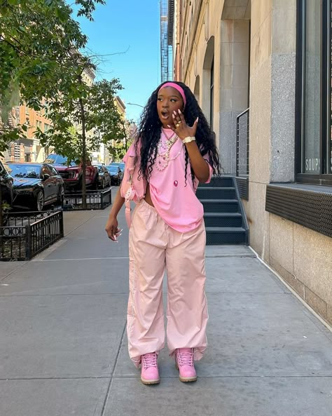 Pink Tomboy Outfit, Pink Streetwear Outfit, Boots Streetwear, Girly Streetwear, Queer Style, Street Style Outfits Casual, Pink Streetwear, Fasion Outfits, Tomboy Outfits