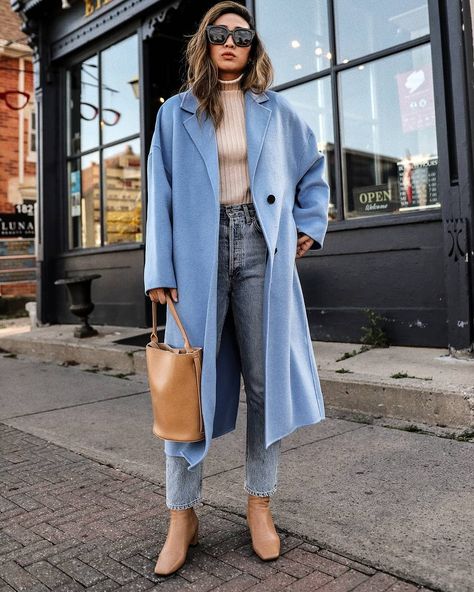 How a Neutral-Lover Can Pull Off a Colorful Coat for Fall Blue Coat Outfit, Mantel Styling, Mantel Outfit, Fall Fashion Coats, Pastel Outfit, Blue Coat, Street Style Winter, Blue Coats, Spring Street Style