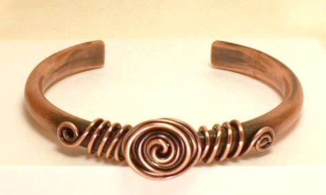 Diy Jewelry Making Ideas, Jewelry Making Ideas, Handmade Copper Bracelet, Diy Bracelets How To Make, Jewelry Making Books, Metal Art Jewelry, Wire Wrap Bracelet, Homemade Bracelets, Wire Jewelery