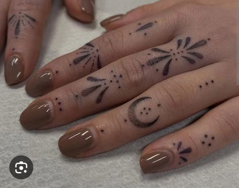 Finger Dot Tattoo, Tattoo Main, Simple Finger Tattoo, Finger Tattoo Ideas, Small Tattoos Ideas, Toe Tattoos, Thumb Tattoos, Tiny Finger Tattoos, Cute Finger Tattoos