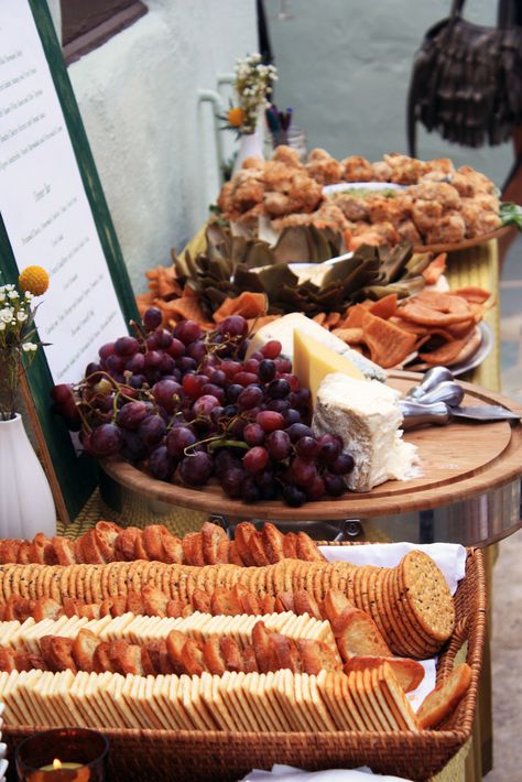 Crackers, fruit, and cheese while guests wait for photos/bride and groom to arrive. This looks too delicious, I'd probably sneak away from taking photos just to grab a plate. Or 3. Wedding Food Display, Buffet Wedding Reception, Wedding Food Drink, Wedding Appetizers, Fingerfood Party, Food Buffet, Reception Food, Wedding Reception Food, Wedding Buffet