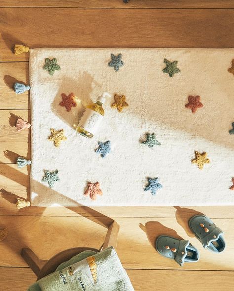 CHILDREN'S BATH MAT WITH STARS - Bath mats - KIDS - BATHTIME | Zara Home United States of America Bathroom Bath Mats, Cotton Bath Mats, Book Stationery, Bathroom Cleaning, Kids' Bathroom, Holidays With Kids, Clean Laundry, Zara Home, States Of America