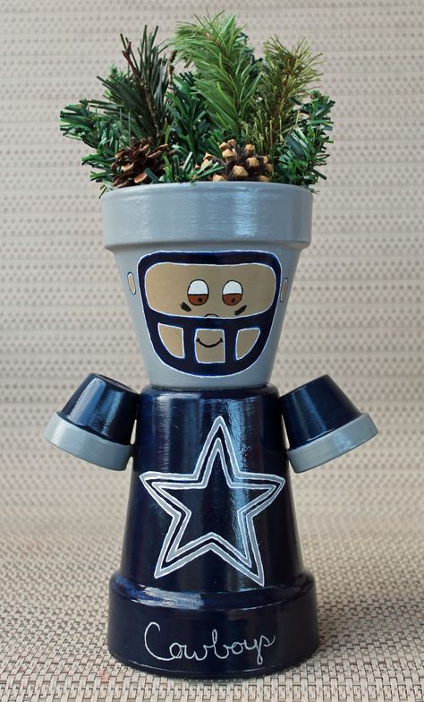 Dallas Cowboys - clay pot craft -terracotta pot - football player - made with acrylic paint, garland and pinecones. Image only. Dallas Cowboys Crafts, Painted Flower Pot, Cowboy Crafts, Clay Pot Projects, Football Crafts, Flower Pot People, Clay Pot People, Cow Boys, Pot People