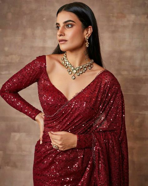 Sequin Saree With Full Sleeve Blouse, Red Saree Blouse Ideas, Sequin Saree Blouse Designs Full Sleeves, Reception Outfit For Bride Indian Saris, Fancy Reception Sarees For Bride, Designer Red Saree, Red Saree Black Blouse, Sequins Blouse Designs, Sequin Saree Blouse Designs