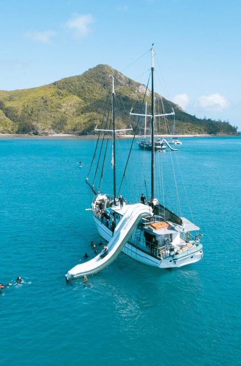 Whitsundays Aesthetic, Beaches In Uk, Sailing The World Aesthetic, Sailing Whitsundays, Whitsundays Australia, September Holidays, Beach Vacation Essentials, Sailing Aesthetic, Whitsunday Islands