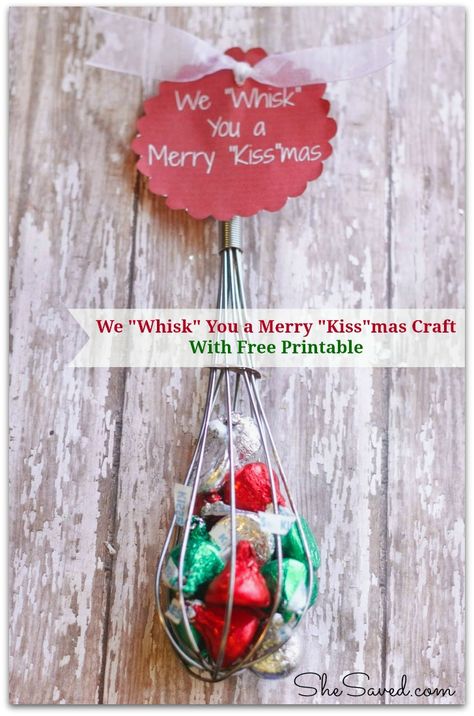 Make this fun We Whisk You a Merry Kiss-mas Craft and print out our FREE printable and you have a fun and very inexpensive gift to give! Holiday Boards, Christmas Crafts Diy Gifts, Merry Christmas Printable, Merry Kissmas, Homemade Gift Ideas, Swap Gifts, Candy Bouquets, Merry Christmas Diy, Handcrafted Ornaments