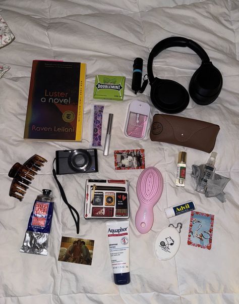 kayla (@biondcd) on X Inside My Bag Aesthetic, What's Inside My Bag, My Tote Bag, Everyday Bag Essentials, Stylish School Bags, School Bag Essentials, Backpack Essentials, Travel Bag Essentials, Inside My Bag