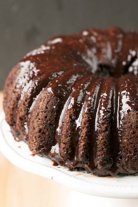 Dark Chocolate Chip Avocado Cake | cakenknife.com Avocado Chocolate Cake, Chocolate Avocado Cake, Gooey Chocolate Cake, Avocado Cake, Healthy Dark Chocolate, Avocado Dessert, Fig Cake, Chocolate Avocado, Avocado Chocolate