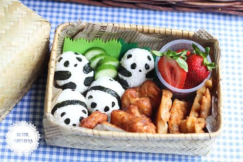 BENTO MONSTERS! No specific recipe though but they are so cute! I'd like to make one for myself in the future <3 Food Art Lunch, Food Art Bento, Panda Food, Bento Box Lunch For Kids, Bento Box Recipes, Bento Kids, Japanese Food Art, Japanese Food Bento, Kawaii Bento