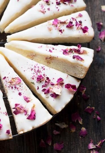 Vanilla Rose Shortbread Cookies - Elevate your cookies with edible dried flowers! These delicious Vanilla Rose Shortbread Cookies are glazed and topped with dried edible roses. Cookies With Edible Flowers, Floral Recipes, Brownie Trifle, Edible Flowers Recipes, Fairy Food, Short Bread, Edible Roses, Lavender Recipes, Rose Cookies