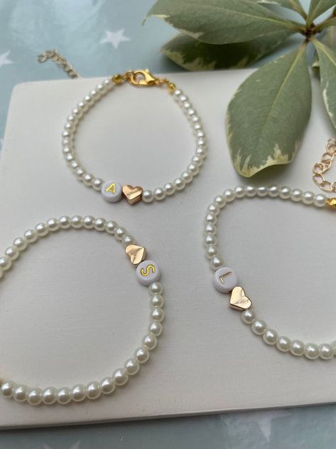 Diy Cute Beaded Bracelets, Cute Bracelet Ideas For Best Friends, Friendship Bracelets Bridesmaids, Matching Bracelets For 3 Best Friends, Friendship Bracelet Inspo Beads, Beaded Matching Bracelets, Best Friends Bracelet, Bridesmaid Friendship Bracelets, Gold Friendship Bracelets