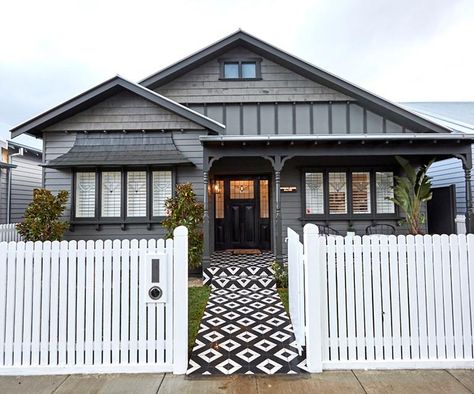 Weatherboard House, California Bungalow, Rooms Reveal, Picket Fence, Fence Design, Home Pictures, Facade House, Front Garden, Exterior Colors