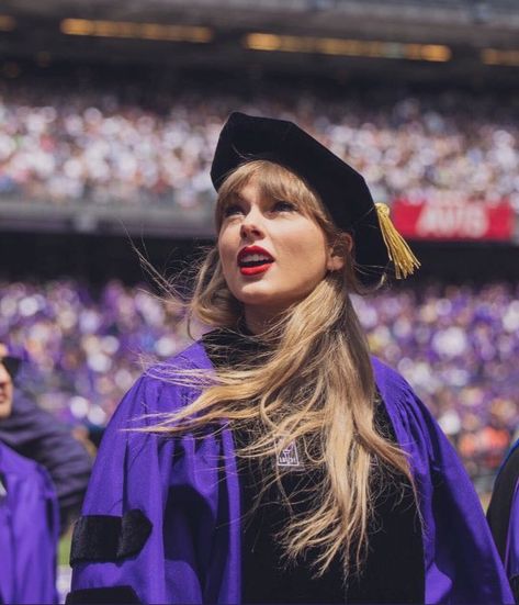 graduation from nyu 2022 Taylor Swift Fotos, The Bigbang Theory, Swift Photo, Swift 3, Taylor Swift Wallpaper, Long Live Taylor Swift, Live Taylor, Taylor Swift Pictures, Taylor Alison Swift