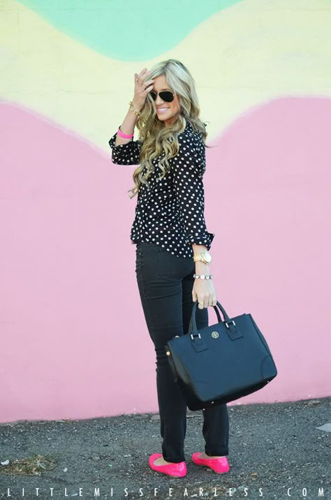 Pink Flats Outfit, Pink Shoes Outfit, Pink Loafers, Looks Jeans, White Sheet, Look Formal, Dot Shirt, Pink Flats, Color Wave