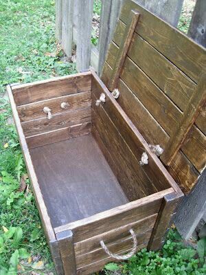 Wooden Trunk, Pallet Crafts, Wood Chest, Wood Pallet Projects, Wooden Chest, Green Bathroom, Bathroom Remodeling, Diy Pallet Projects, Farmhouse Bathroom