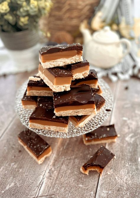 Millionaire Bars Valerie Bertinelli Millionaire Bars, Millionaire Bars Food Network, Millionaires Cornflakes, Million Dollar Squares, Millionaire Cornflake, Million Dollar Bar, Million Dollar Bars Recipe, Million Dollar Bars, Millionaire Bars