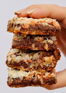 Magic Cookie Bar Recipe, Vegan Christmas Cookies, Magic Cookie Bars, Magic Bars, Vegan Bar, Vegan Christmas, Cookie Bar Recipes, Vegan Dessert Recipes, Vegan Treats