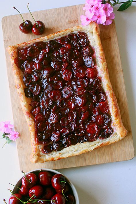 Sour Cherry Tart, Puff Pastry With Cherries, Cherry Puff Pastry Dessert, Cherry Puff Pastry Recipes, Cherry Puff Pastry, Cherry Crostata, Puff Pastry Dessert, Easy Puff, Puff Pastries