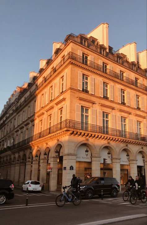 Sunset Paris, Paris Buildings, Paris Sunset, Paris In Spring, Building Aesthetic, Paris Vibes, Paris Aesthetic, Golden Hour, Dream Life