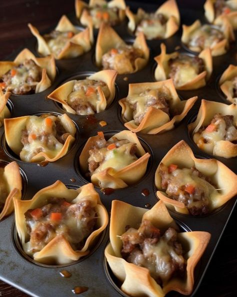 I swear I'm in appetizer heaven! These wonton bites went so fast at the last potluck. Need to double the recipe next time! Wonton Bites, Church Potluck Recipes, Wonton Appetizers, Finger Sandwich, Cheese Wontons, Showers Ideas, Wonton Recipes, Layer Dip, Appetizers Easy Finger Food