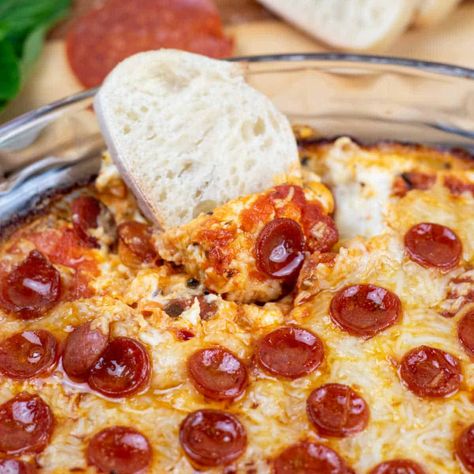 This pepperoni pizza dip as a delicious and easy dip that is perfect for pizza lovers! This warm, cheesy, flavorful dip is perfect for parties or enjoying anytime! Mayo Parmesan Chicken, Pizza Dips, Pepperoni Dip, Pizza Dip Recipes, Pepperoni Pizza Dip, Pizza Grilled Cheese, Pizza Dip, Easy Dip, Bagel Chips