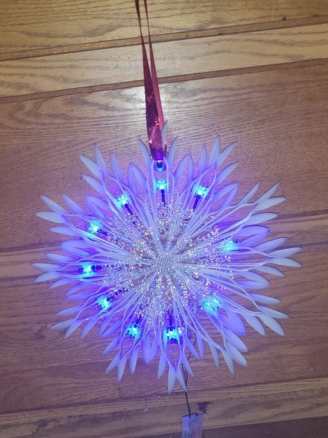 Spoon Wreath, Plastic Spoon Crafts, Fantasy Craft, How To Make Snowflakes, Snowflake Lights, Spoon Crafts, Christmas Crafts To Make, Dollar Store Christmas, Crafts Decor