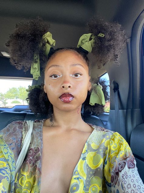 Alt Hairstyles Natural Hair, Alt Natural Hairstyles, Boho Makeup Looks, Kawaii Afro Hairstyles, Cottagecore Natural Hair, Afro Hairstyles Alt, Alt Black Woman Hair, Boho Makeup, I Love Green