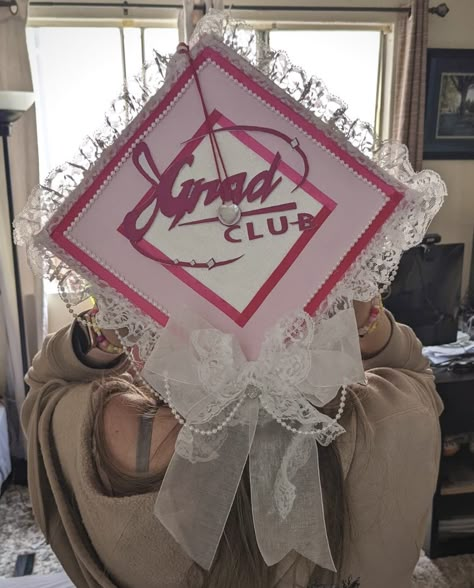 Dental Grad Cap Ideas, Winx Club Graduation Cap, Graduation Cap Designs With Bow, Lace Graduation Cap, Grad Cap Ideas Kpop, Barbie Grad Cap, Bratz Graduation Cap, Bow Graduation Cap, Pink Grad Cap Ideas