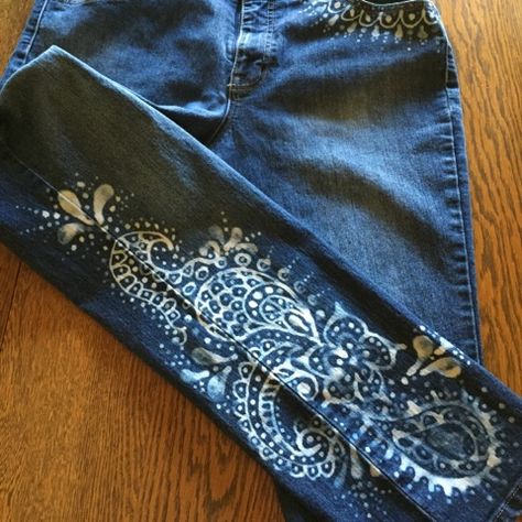 I've been obsessed by what folks have been doing with Clorox bleach pens and knew I had to give it a try myself.  Pintress has pins of a b... Bleach Pen Designs, Bleach Jeans Diy, Bleach Pen Diy, Clorox Bleach Pen, Bleach Shirt Diy, Jeans Tutorial, Clorox Bleach, Bleached Flannel, Bleach Pen