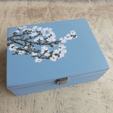 Painting On A Wooden Box Ideas, How To Decorate A Wooden Box Ideas, Painted Wooden Boxes Diy Ideas, Painting Boxes Ideas, Wooden Box Painting Ideas Easy, Painted Box Ideas Simple, Painted Box Ideas Aesthetic, Hand Painted Wooden Box Ideas, Box Painting Ideas Aesthetic