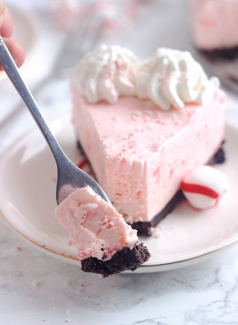 Peppermint Mousse, Peppermint Dessert, Mousse Pie, Oreo Crust, Unflavored Gelatin, Melting White Chocolate, Holiday Dinners, Mousse Recipes, Vanilla Cookies