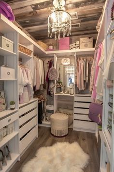 Walk In Closet And Makeup Room, Small Closet Aesthetic, Small Walkin Closet Ideas, Ideas Vestidor, Dream Closet Room, Walkin Closets Design, Small Closet Design, Small Walk In Closet, Closet Vanity